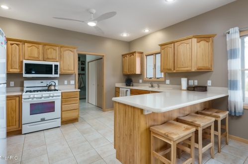 8242 E Ave, Kalamazoo MI 49048-9622 exterior