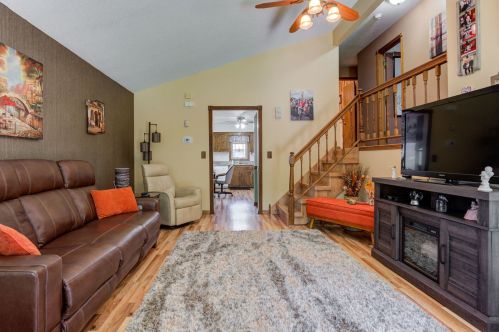 655 Fay Ave, Elmhurst IL 60126-2149 exterior