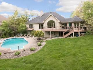 12401 Huntingdon Ln, Hopkins, MN 55305-5119