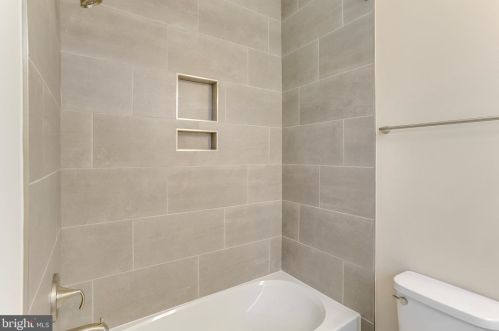 920 Darton Dr, Alexandria VA 22308-2021 exterior