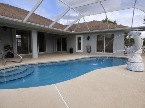 474 Carter Ave, Fort Pierce FL 34983-2999 exterior