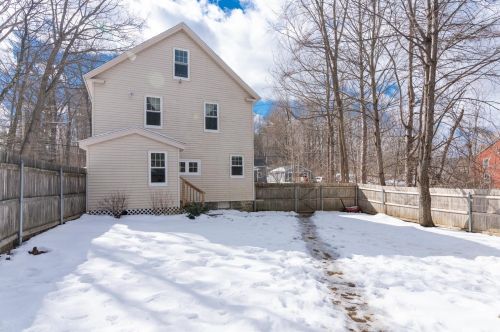 41 Bay Rd, Newmarket NH 03857-1711 exterior