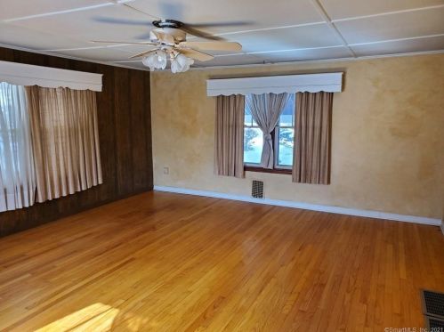 4 Kulas Ter, Seymour CT 06483-2715 exterior