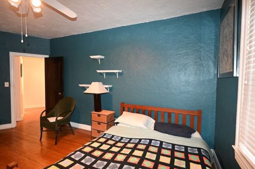 372 Highland Ave, Pittsburgh PA  15206-4273 exterior