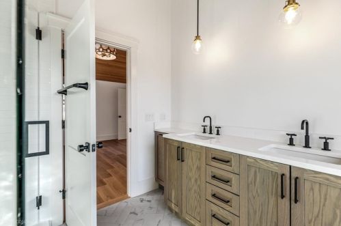 166 Ruggles Ave, Middletown RI 02840-4351 exterior