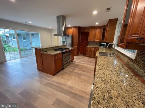 5925 Brookview Dr, Alexandria VA  22310-1851 exterior