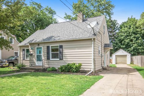 1015 Northlawn St, Grand Rapids, MI 49505-3721