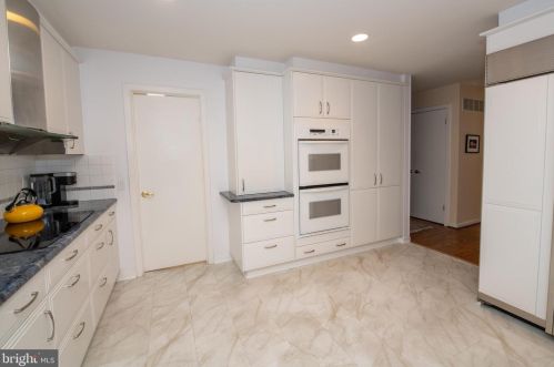 699 Longview Dr, Huntingdon Valley PA 19006-2219 exterior