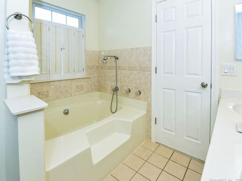 96 Juniper Dr, Milford CT 06461-9118 exterior