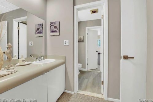 737 Kirts Blvd, Troy MI 48084-4863 exterior