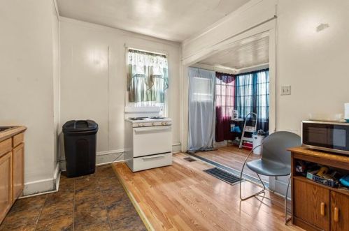 121 Bausman St, Pittsburgh PA 15210-2084 exterior