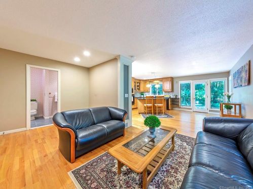 1 Essex Ct, Farmington CT 06032-1433 exterior