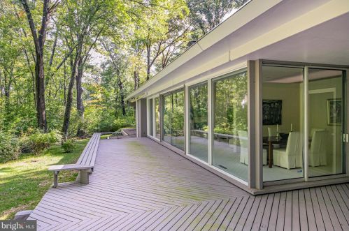 24 Brookstone Dr, Princeton NJ 08540-2402 exterior