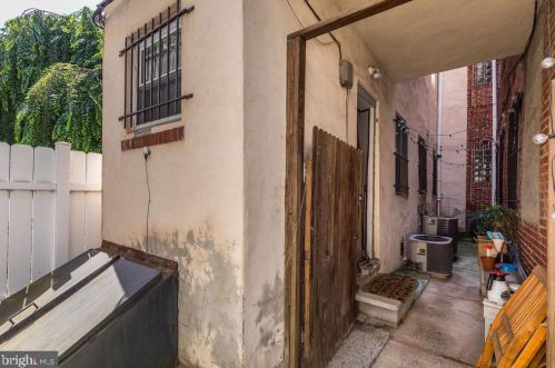 1815 Bainbridge St, Philadelphia PA 19146-1429 exterior