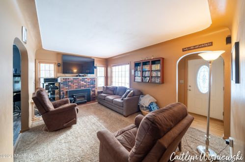 941 Northlawn St, Grand Rapids MI 49505-3717 exterior