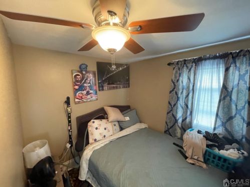 4 Columbus Ave, Edison NJ 08817-5240 exterior