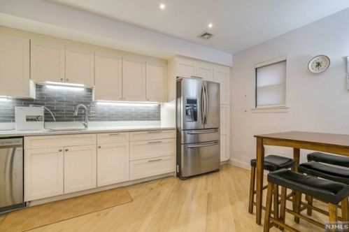 11 Lawrence Ct, Teaneck NJ 07666-6489 exterior