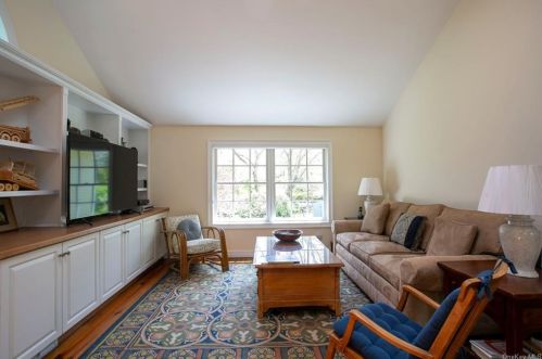 25 Carleton Ave, Briarcliff NY 10510-1722 exterior