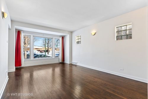 8838 Yates Blvd, Chicago, IL 60617-3819