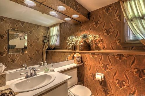 60 Christine Ter, Milford CT 06461-2212 exterior