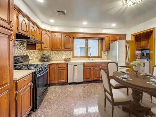 2655 Netherland Ave, Bronx NY 10463-4808 exterior