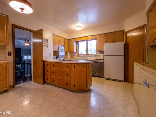 320 Elizabeth St, Sylvan Beach MI 49461-1311 exterior