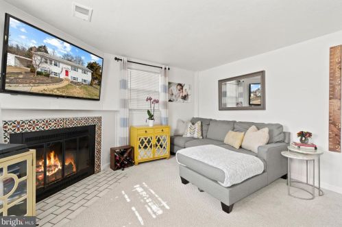 5608 Helmsdale Ln, Alexandria VA 22315-4137 exterior