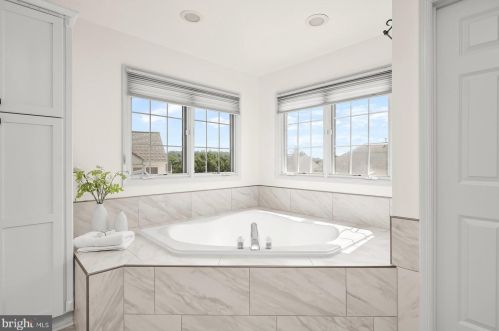 10907 Lamplighter Ln, Rockville MD 20854-2763 exterior