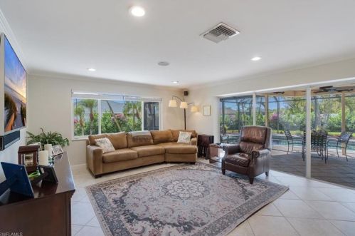 160 Madison Dr, Naples FL 34110-1323 exterior