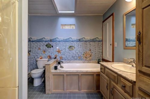 26 Chapel St, Milford CT 06460-7922 exterior