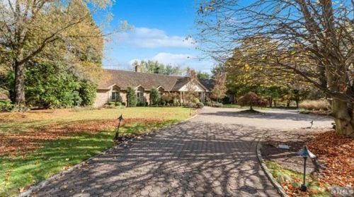 2 Toboggan Rdg Rd, Upper Saddle River NJ 07458-2521 exterior