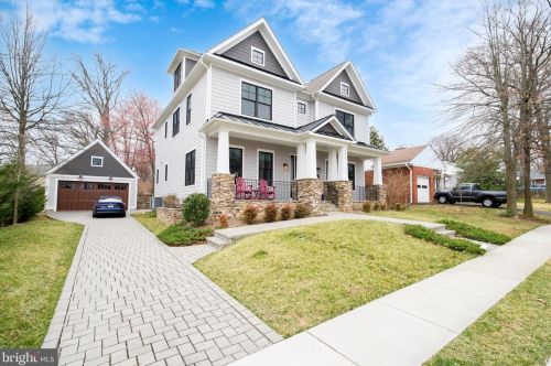 6827 27th St, Arlington, VA 22213-1501