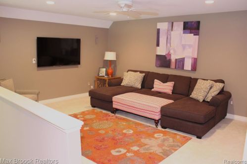 3586 Walnut Brk Dr, Rochester MI 48309-4065 exterior