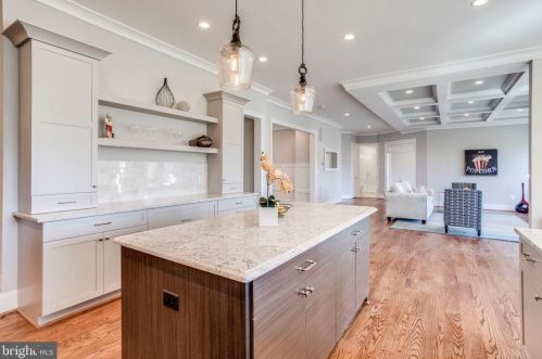 6801 Dillon Ave, Mc Lean VA  22101-4435 exterior