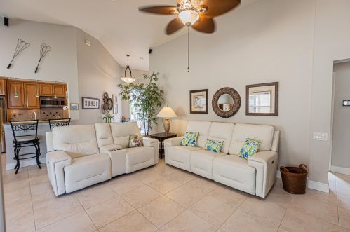 456 Lismore Ln, Fort Pierce, FL 34986-2616