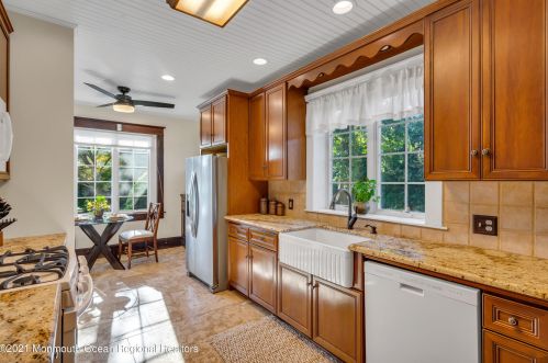 25 Memorial Pkwy, Atlantic Highlands NJ 07716-1655 exterior