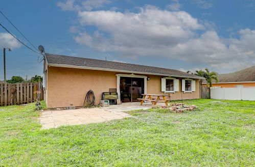 2351 Fruit Ave, Fort Pierce FL 34952-7422 exterior