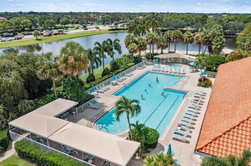 592 Cortina Ln, Fort Pierce FL 34986-1742 exterior