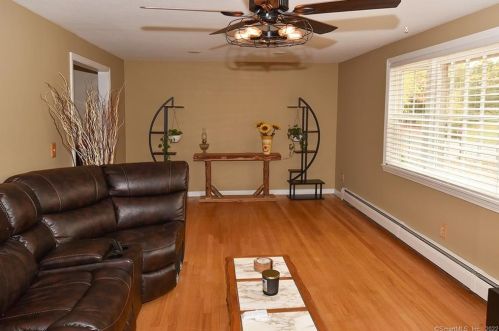 523 Taylor St, Vernon CT 06066-5231 exterior