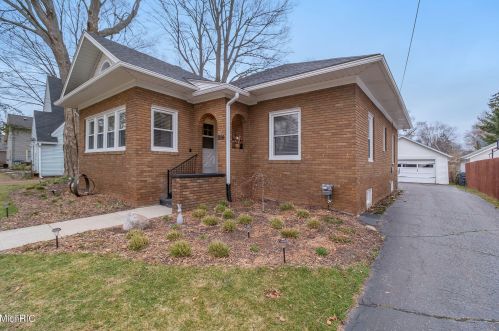 1109 Cambridge Dr, Kalamazoo, MI 49001-4412