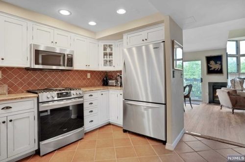 315 Livingston Ct, Edgewater NJ 07020-1639 exterior