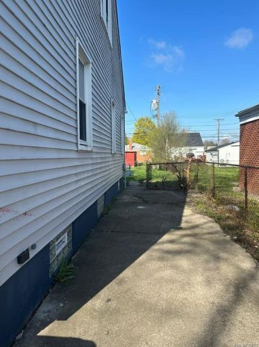 7139 Centralia St, Dearborn Heights MI  48127-2007 exterior