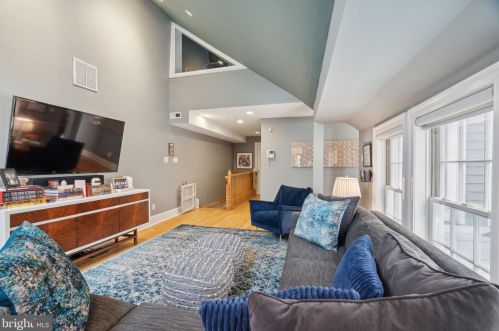 128 Bainbridge St, Philadelphia PA  19147-2402 exterior