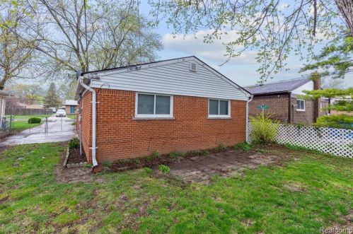 4191 Monroe St, Dearborn Heights MI  48125-2516 exterior