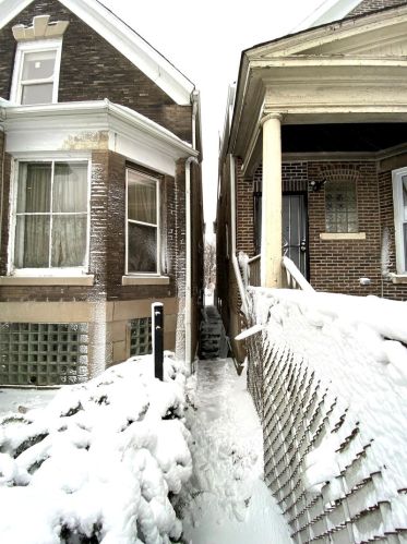 4029 Harrison St, Chicago, IL 60624-3548