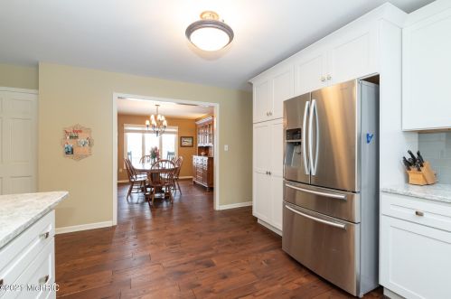 1360 Crooked Lk Dr, Kalamazoo MI 49009-8950 exterior