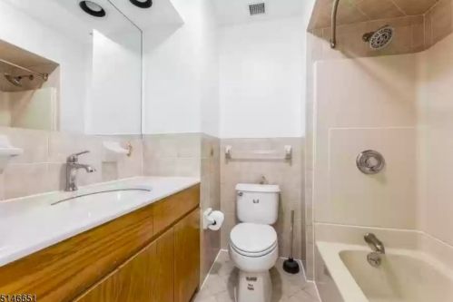 222 St, Union City NJ 07087-5106 exterior