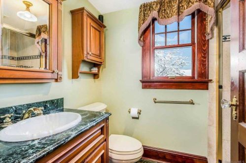 33 Ketewamoke Ave, Babylon NY 11702-1906 exterior