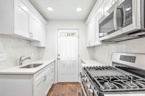 8 Roosevelt Ct, Metuchen NJ 08840-1426 exterior