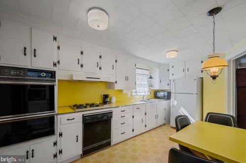 140 Acres Dr, Trenton NJ 08690-3914 exterior